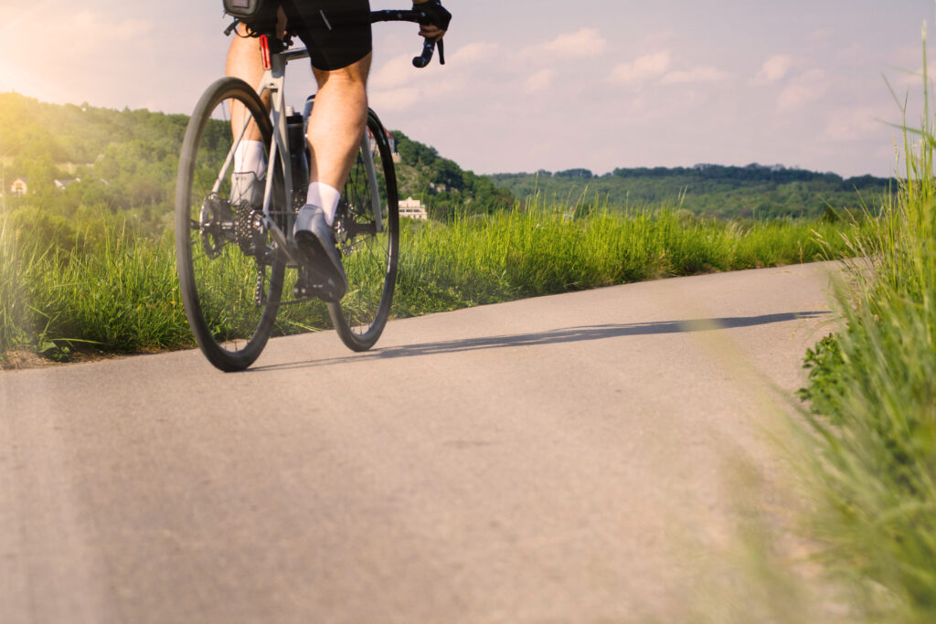 mężczyzna jadący na rowerze